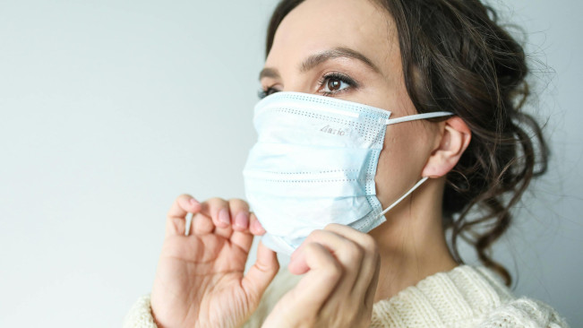 Ilustrasi memakai masker. [Pexels]
